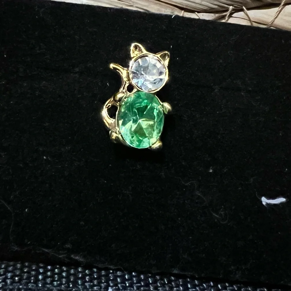 Vintage 1999 Avon August Peridot Birthstone Cat Pin